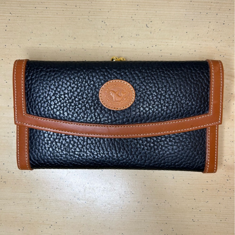 Hato Hasi | Pebble Grain Continental Clutch in Black / Brown Leather - Picture 3 of 15